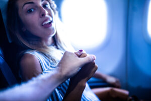 uplašena cura u avionu