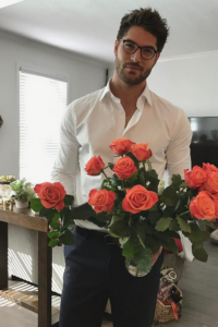 zgodan brat sa ružama