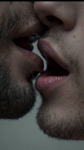 prvi gej poljubac