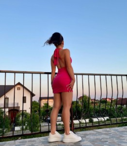 lepa zgodna namazana crnka
